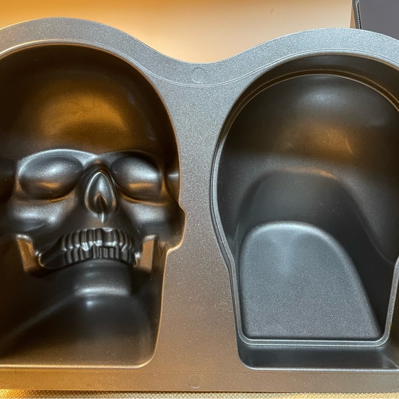 Wilton 10-Cup 3D Skull Cake Pan, Cast Aluminum, Jello Mold Skeleton Head - Picture 2 of 9